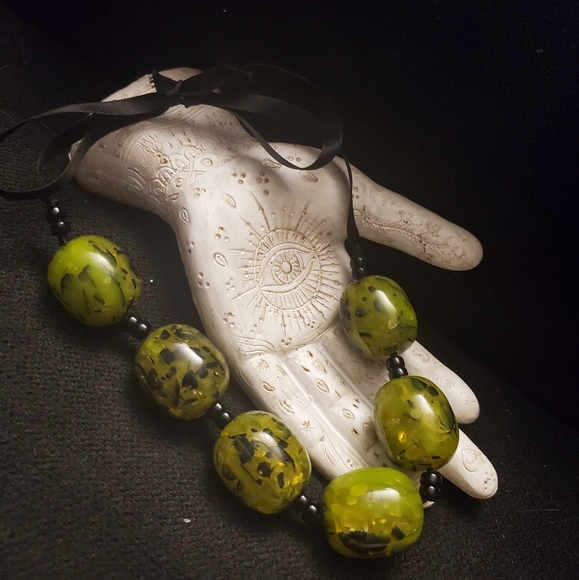 Handmade green stone choker necklace - Picture 2 of 3